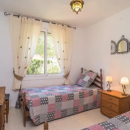 شقة Sleeps 4 *